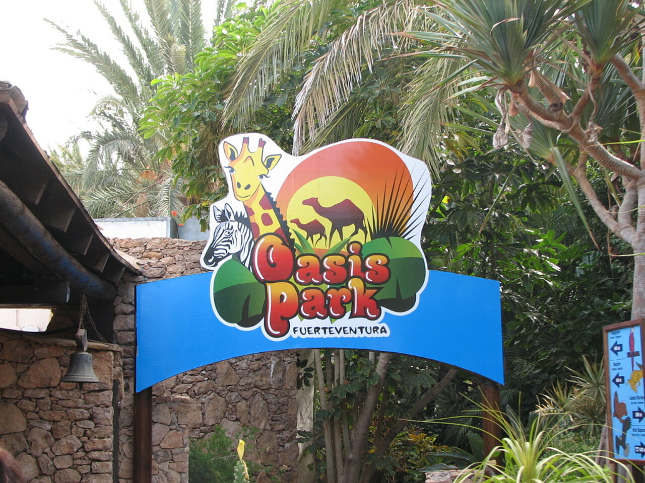 Der Oasis Park Großes Eingangsschild vom Oasis Park